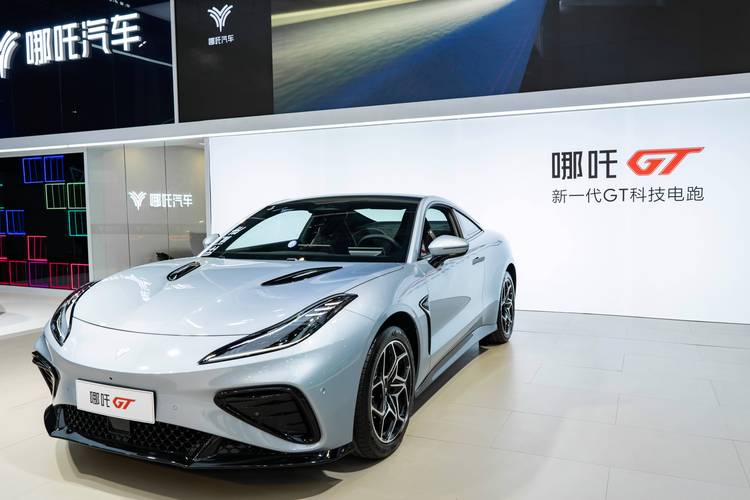 重庆125哪吒汽车在智能汽车领域的表现，领途汽车在新能源汽车市场中的影响力